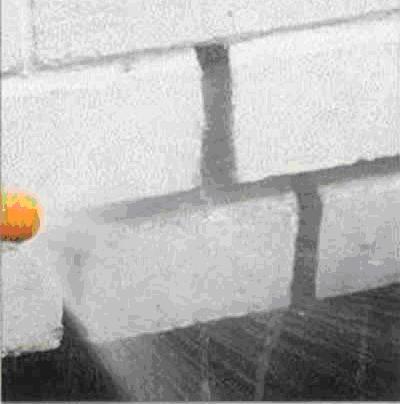 Смыть струей воды для тонкой очистки швов